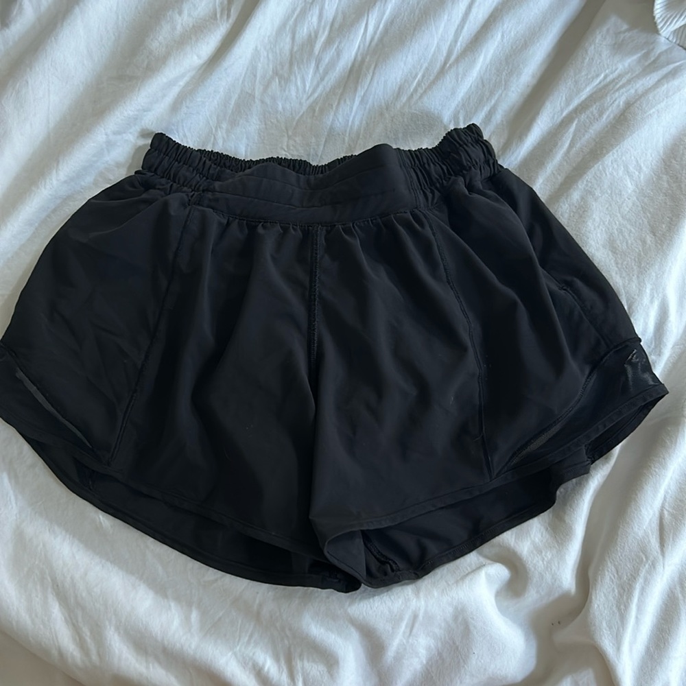 Black Lululemon Hotty Hot shorts 4”